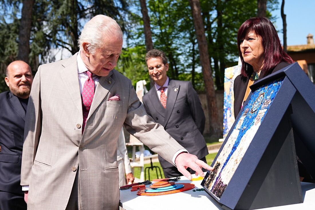 O rei Charles III e a rainha Camilla visitaram, nesta quinta-feira (10), o túmulo do poeta Dante