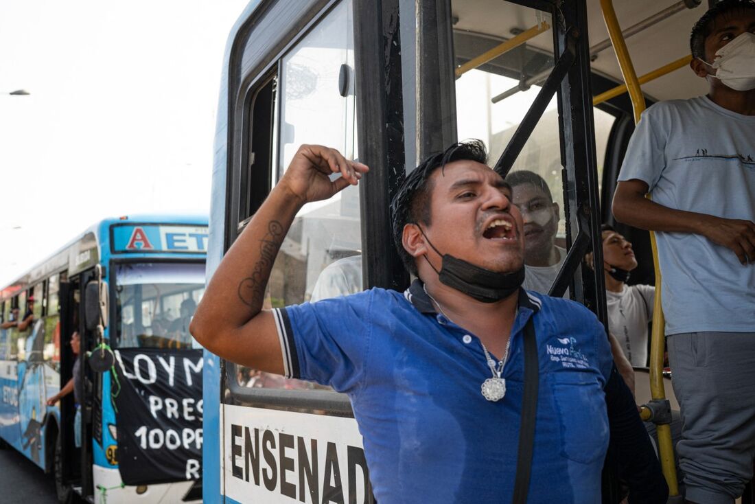 Um homem grita palavras de ordem durante um protesto dentro de uma greve convocada por empresas de transporte público contra a extorsão e exigindo mais segurança, em Lima