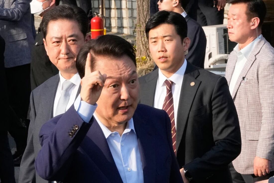 O presidente sul-coreano Yoon Suk Yeol deixando a residência presidencial em Seul