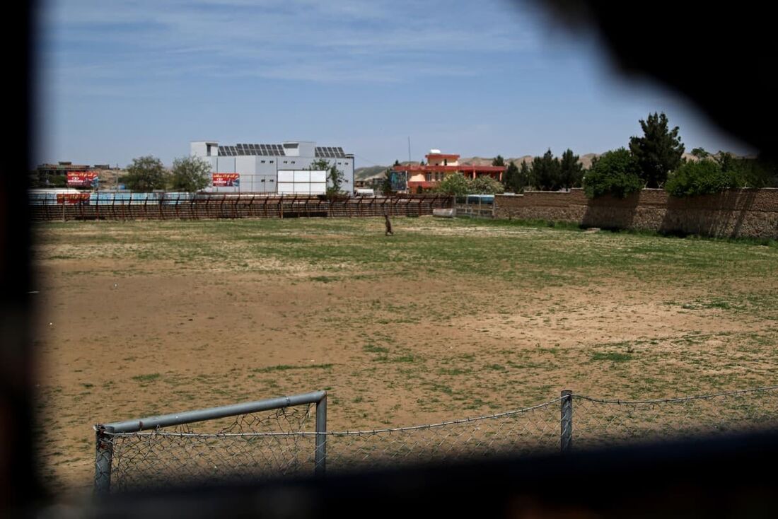 Um estádio de futebol onde homens foram executados publicamente em Qala-i-Naw, Afeganistão