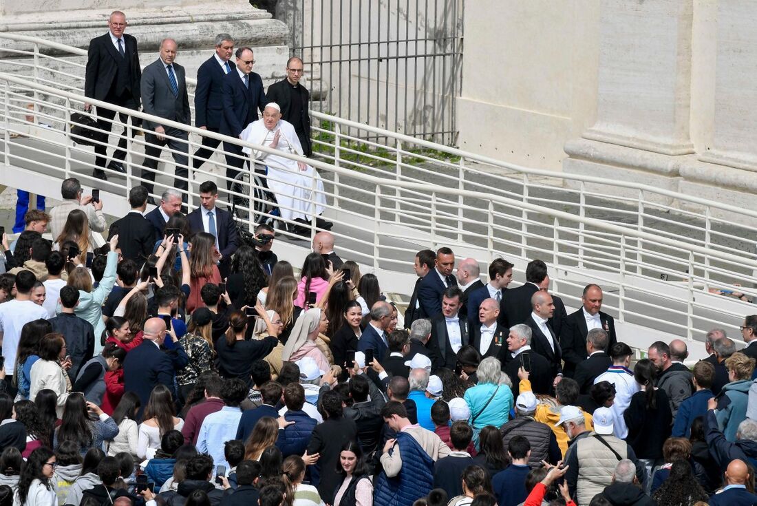 Papa aparece na missa de Domingo de Ramos