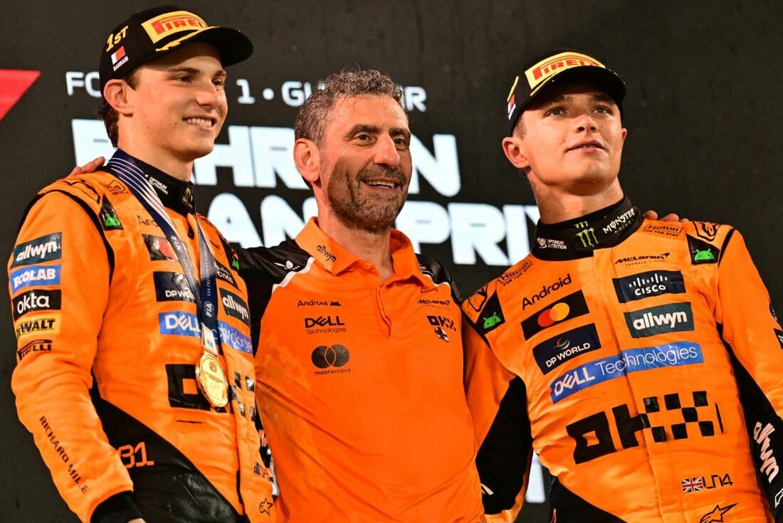 Oscar Piastri e Lando Norris, da McLaren, subiram ao pódio no Bahrein, no P1 e P3, respectivamente