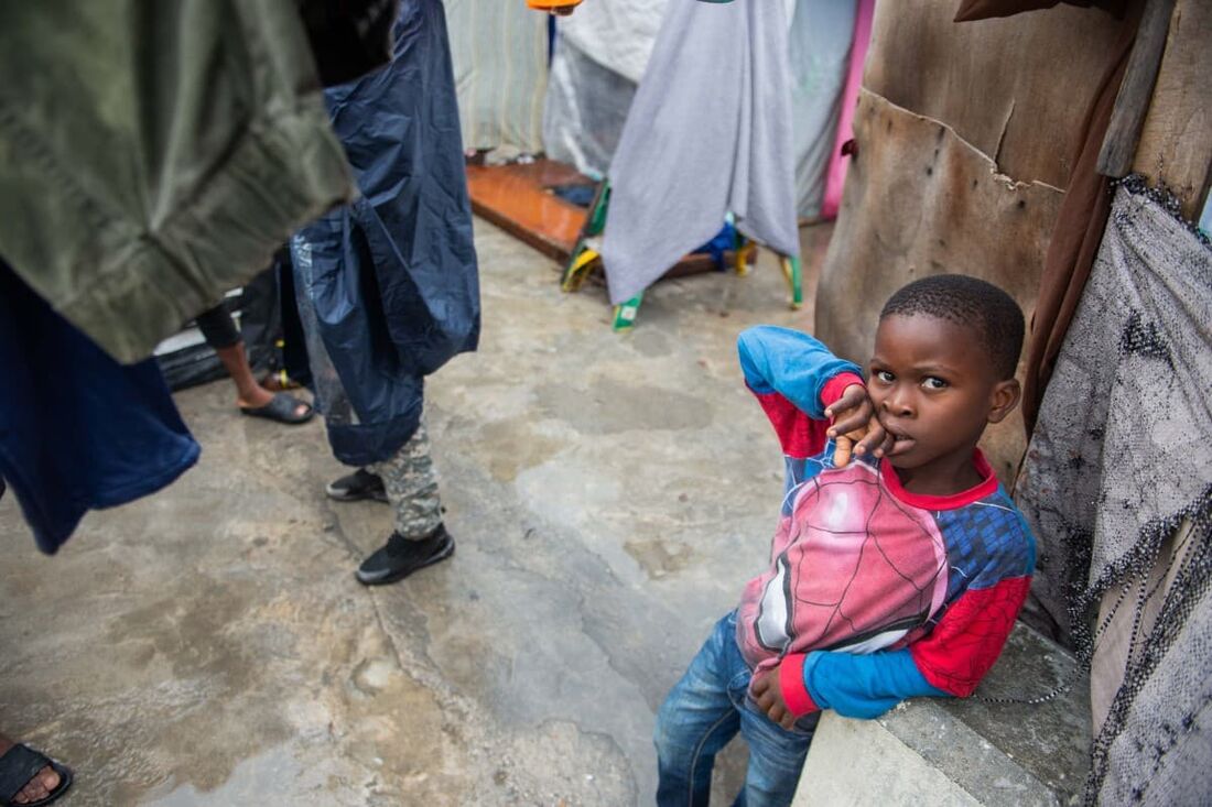 Uma criança em um abrigo temporário após fortes chuvas atingirem a cidade de Porto Príncipe, no Haiti, em 13 de abril de 2025. 
