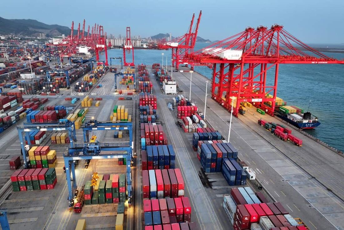 Contêineres e guindastes no porto de contêineres de Lianyungang, no leste da China
