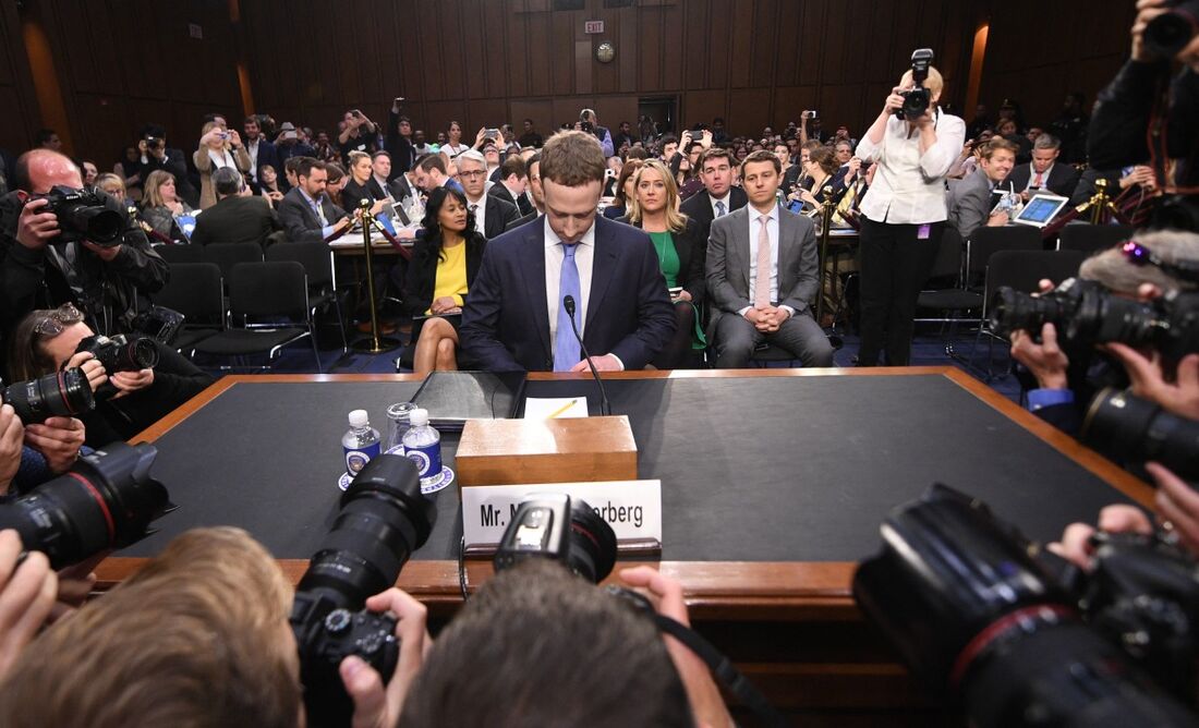 O CEO do Facebook, Mark Zuckerberg, chega para testemunhar em uma audiência conjunta do Comitê de Comércio, Ciência e Transporte do Senado dos EUA e do Comitê Judiciário do Senado no Capitólio