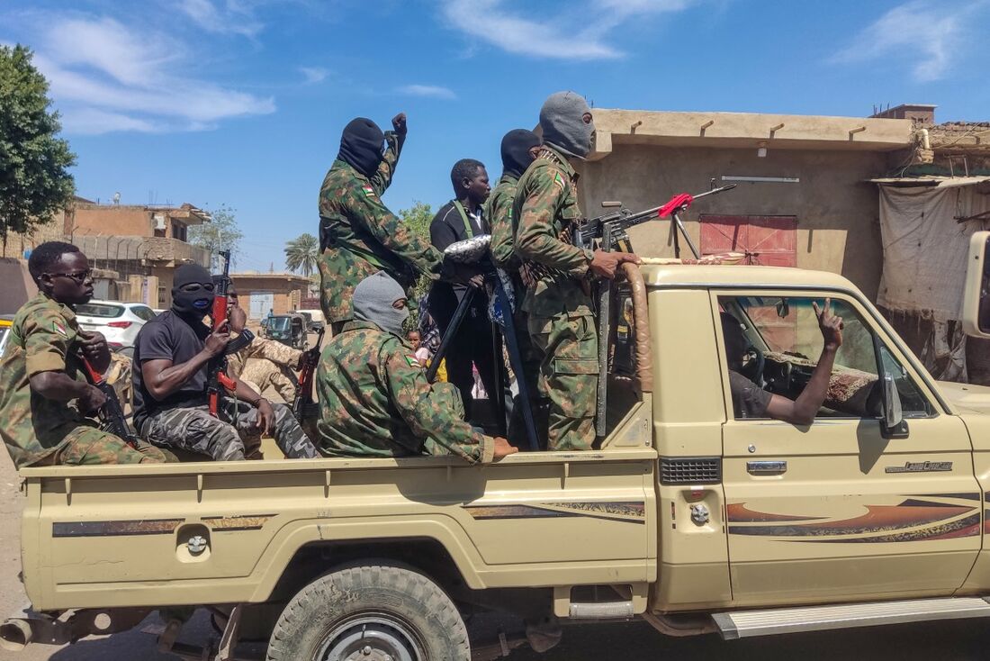Apoiadores da resistência popular armada sudanesa, que apoia o exército, viajam em caminhões em Gedaref, no leste do Sudão