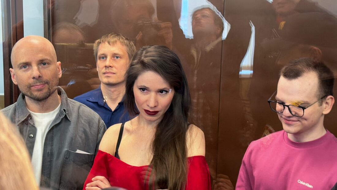 Os jornalistas russos (E) Sergei Karelin, Konstantin Gabov, Antonina Kravtsova e Artem Kriger, acusados de "participar de um grupo extremista" 
