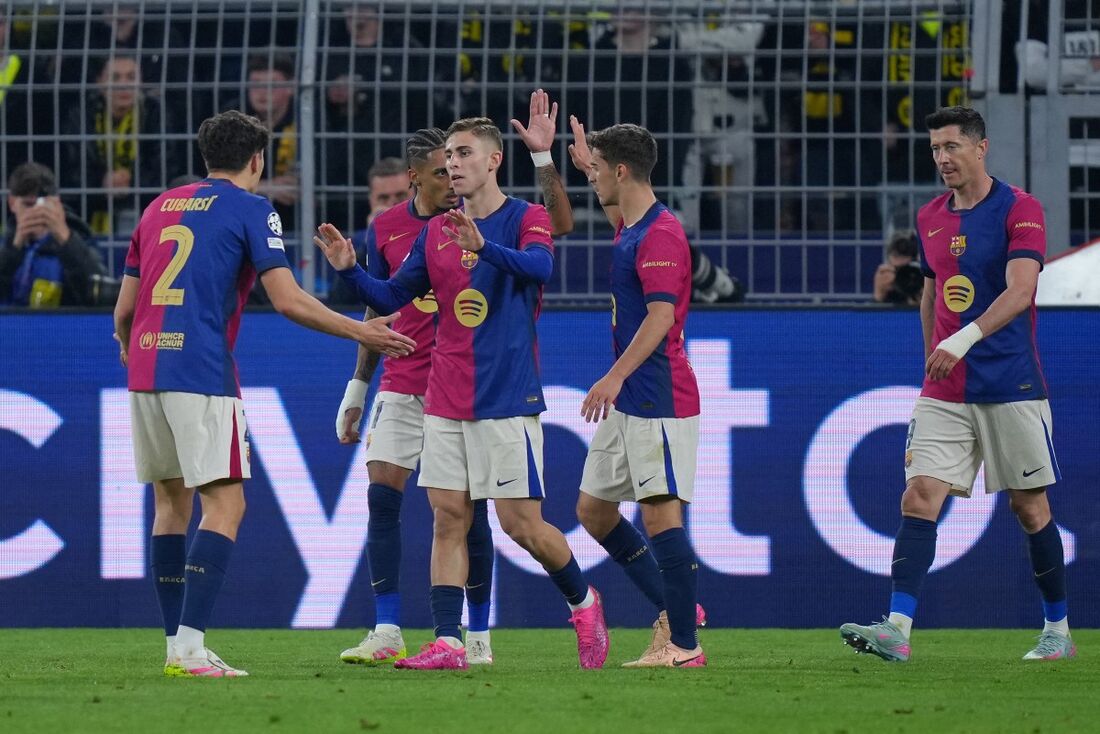 Jogadores do Barcelona celebram gol sobre o Dortmund