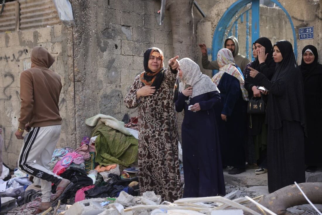 Ataques israelenses durante a noite no norte da Faixa de Gaza atingiram uma residência, matando e ferindo várias pessoas da mesma família