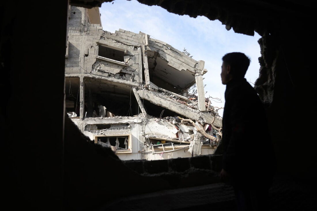 Destruição após os ataques israelitas durante a noite numa área residencial no norte da Faixa de Gaza