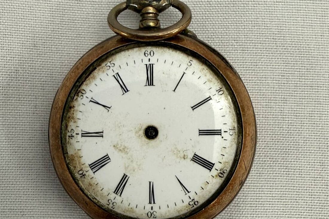 Um relógio de prata dourada e latão que foi encontrado entre os pertences do passageiro dinamarquês, Hans Christensen Givard, do navio Titanic