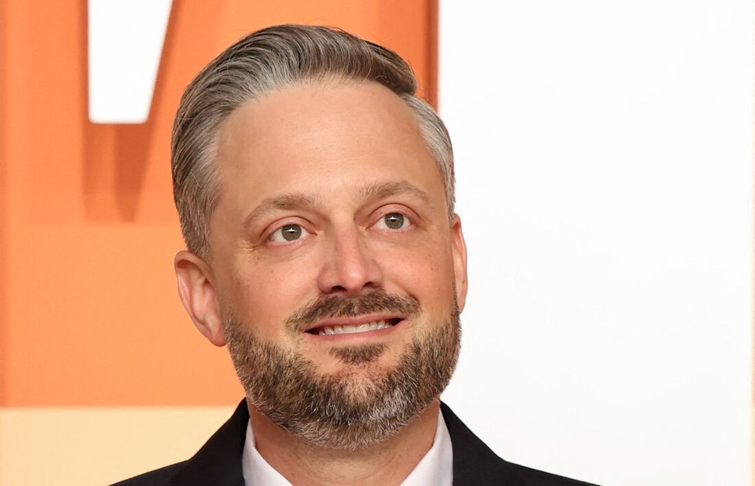 Nate  Bargatze, um dos comediantes de stand-up de maior sucesso dos Estados Unidos, apresentará o Emmy Awards de 2025, disseram os organizadores em 16 de abril