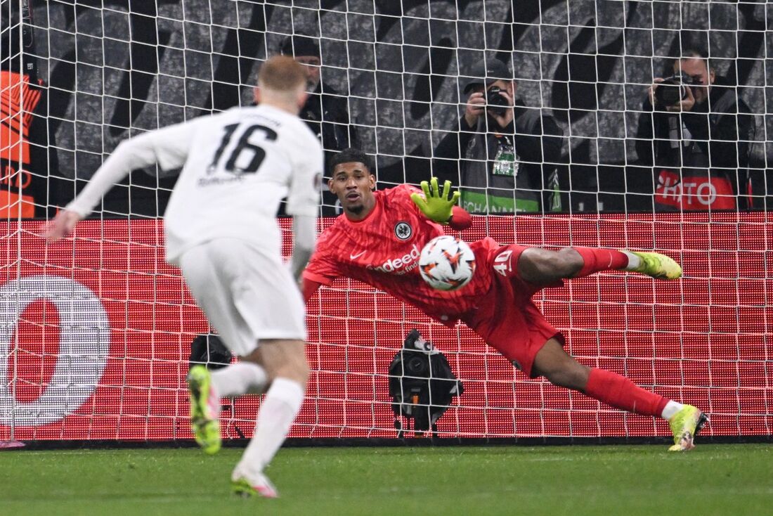 Kauã Santos em ação contra o Tottenham