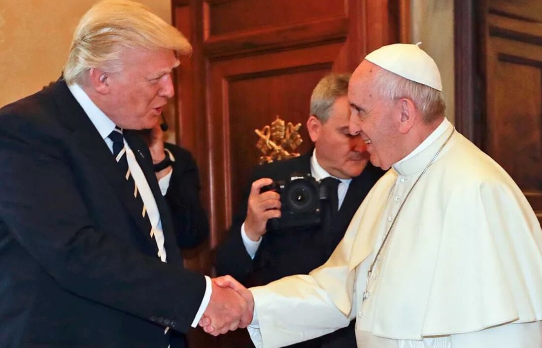 O presidente dos EUA, Donald Trump, aperta a mão do papa Francisco 