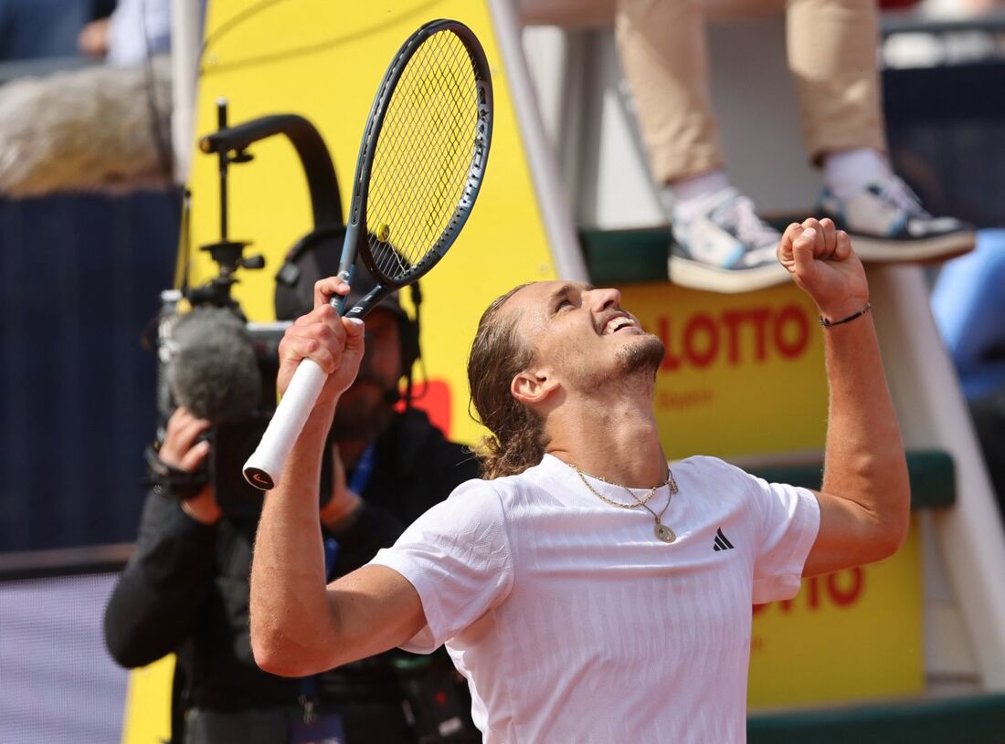 O alemão Alexander Zverev reage após vencer a final de simples masculino contra o americano Ben Shelton no torneio de tênis ATP Munich Open, em Munique, sul da Alemanha
