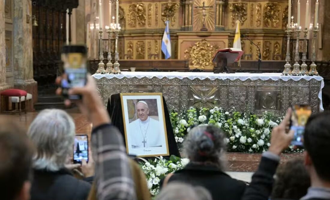 Fiéis lotam Catedral de Buenos Aires durante missa em homenagem ao Papa Francisco, que morreu aos 88 anos 