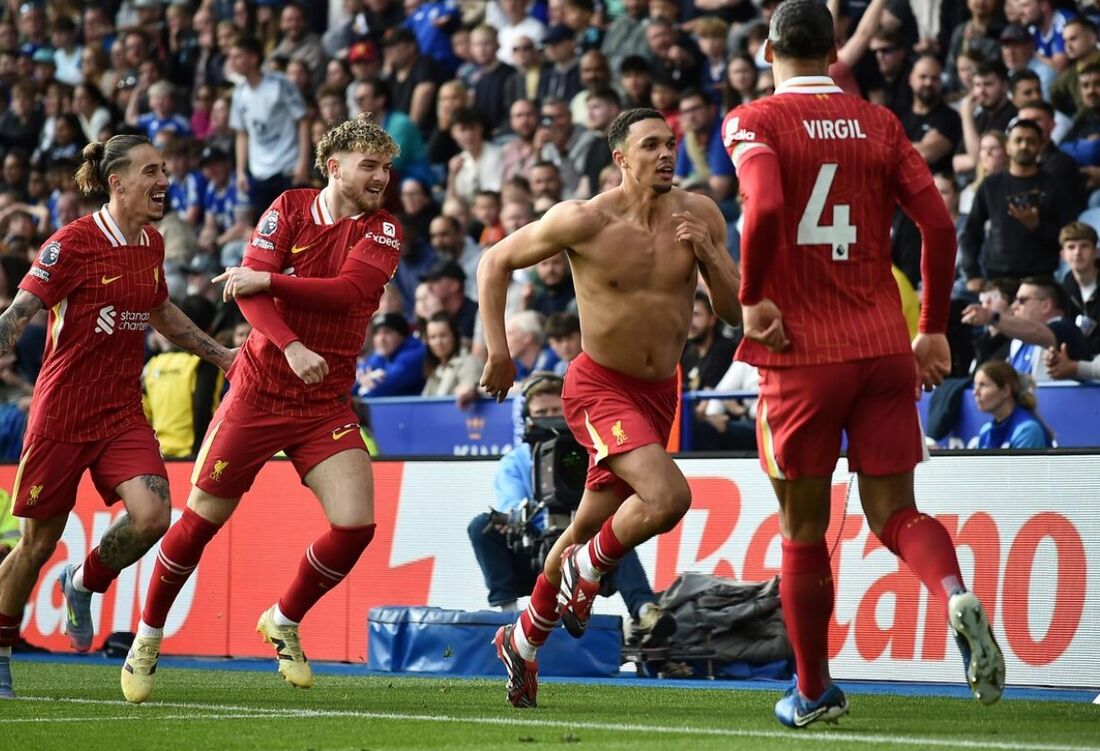 Alexander-Arnold comemora gol marcado contra o Leicester.