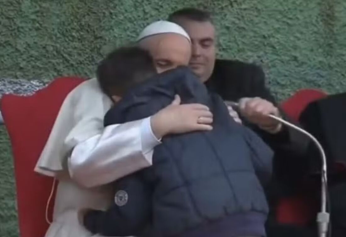 Papa Francisco consola menino que perguntou se o pai falecido dele, ateu, estava no céu
