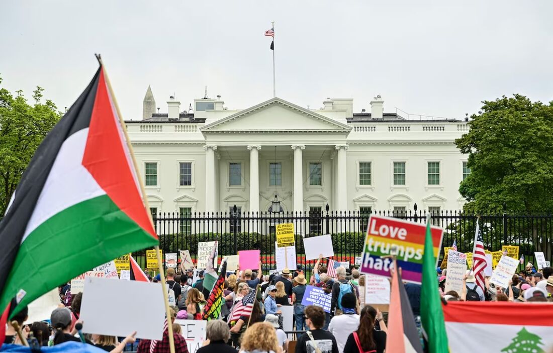 Manifestantes se reúnem do lado de fora da Casa Branca.