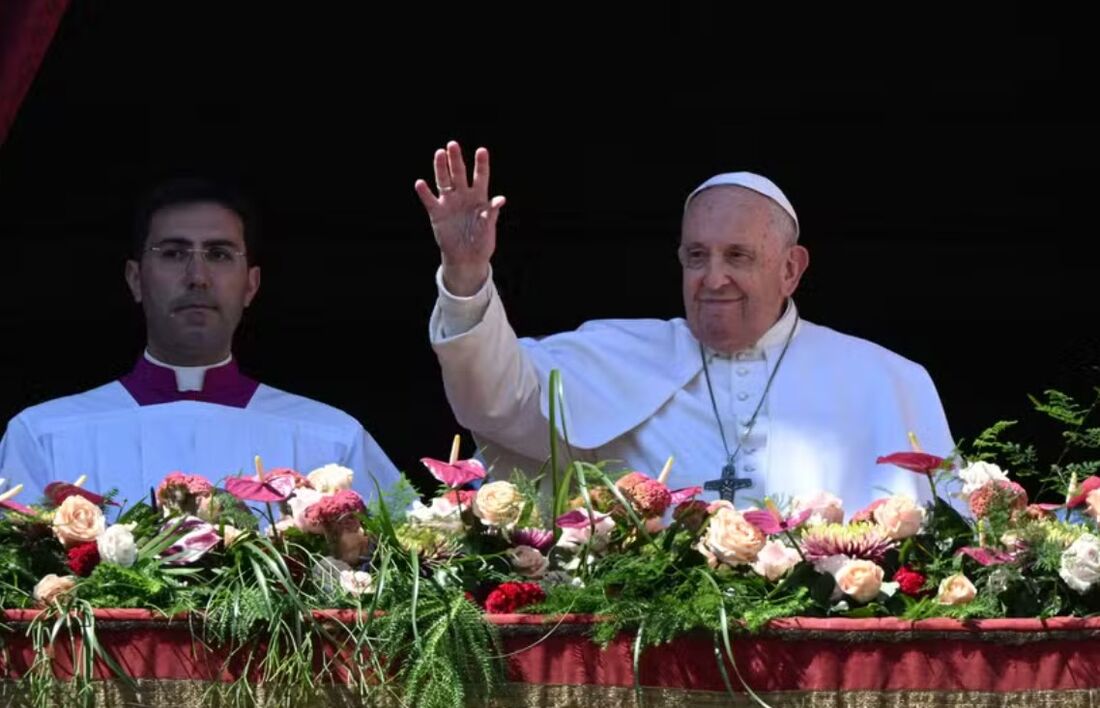 Papa Francisco acena da Basílica de São Pedro a fieis reunidos na Praça para missa de Páscoa