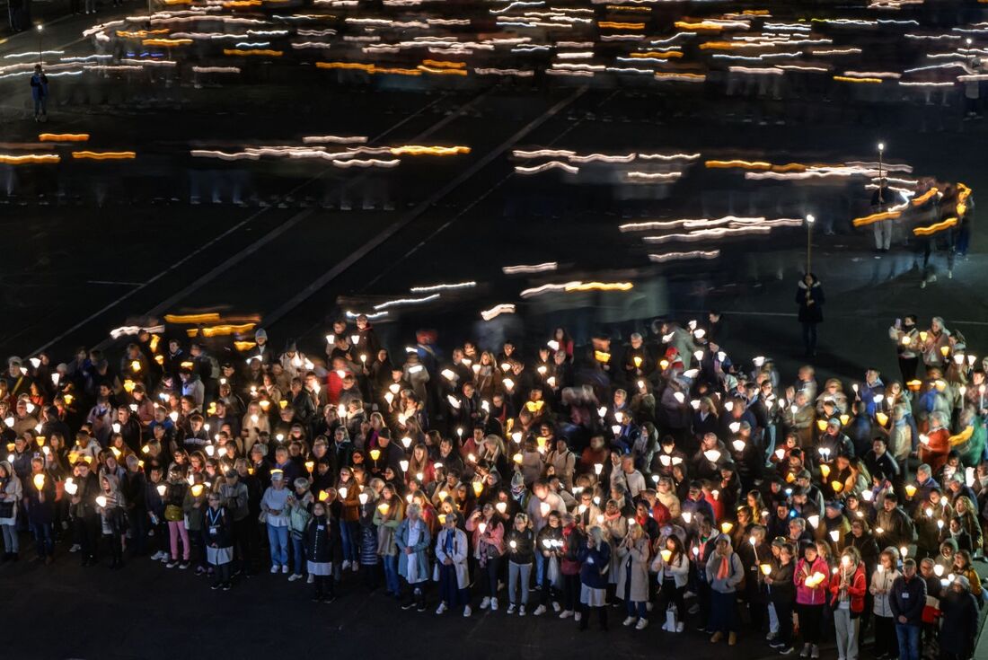 Fiéis participam de um desfile com tochas e um culto de oração após a morte do Papa Francisco, em frente ao Santuário de Notre-Dame, em Lourdes, sul da França,