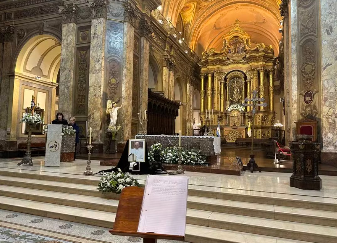 Vigília na Catedral de Buenos Aires pela morte do Papa Francisco 