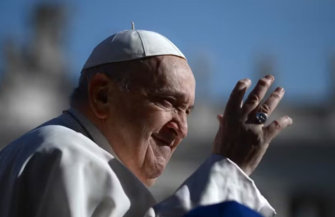 Papa Francisco acena para multidão durante audiência geral semanal, em março de 2024, na Praça de São Pedro, no Vaticano