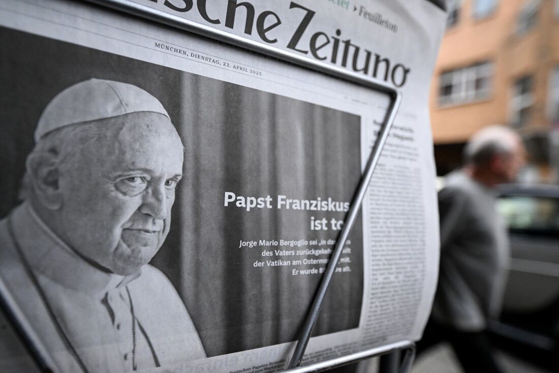 A primeira página de um jornal mostra o retrato do falecido Papa Francisco em um quiosque em Frankfurt am Main, oeste da Alemanha