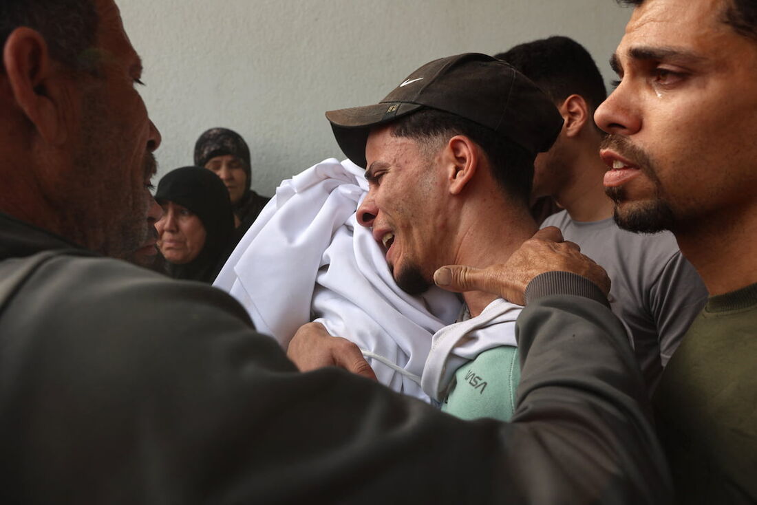 Uma criança morta num ataque israelense a uma escola transformada em abrigo, no hospital Al-Shifa, na Cidade de Gaza