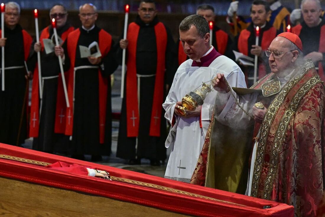 O cardeal americano Kevin Joseph Farrell, de origem irlandesa, segura incenso ao lado do caixão do Papa Francisco