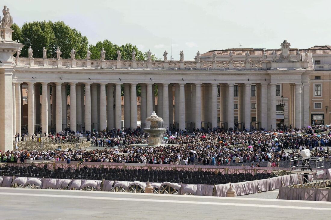 Fiéis fazem filas para ver o corpo do papa Francisco