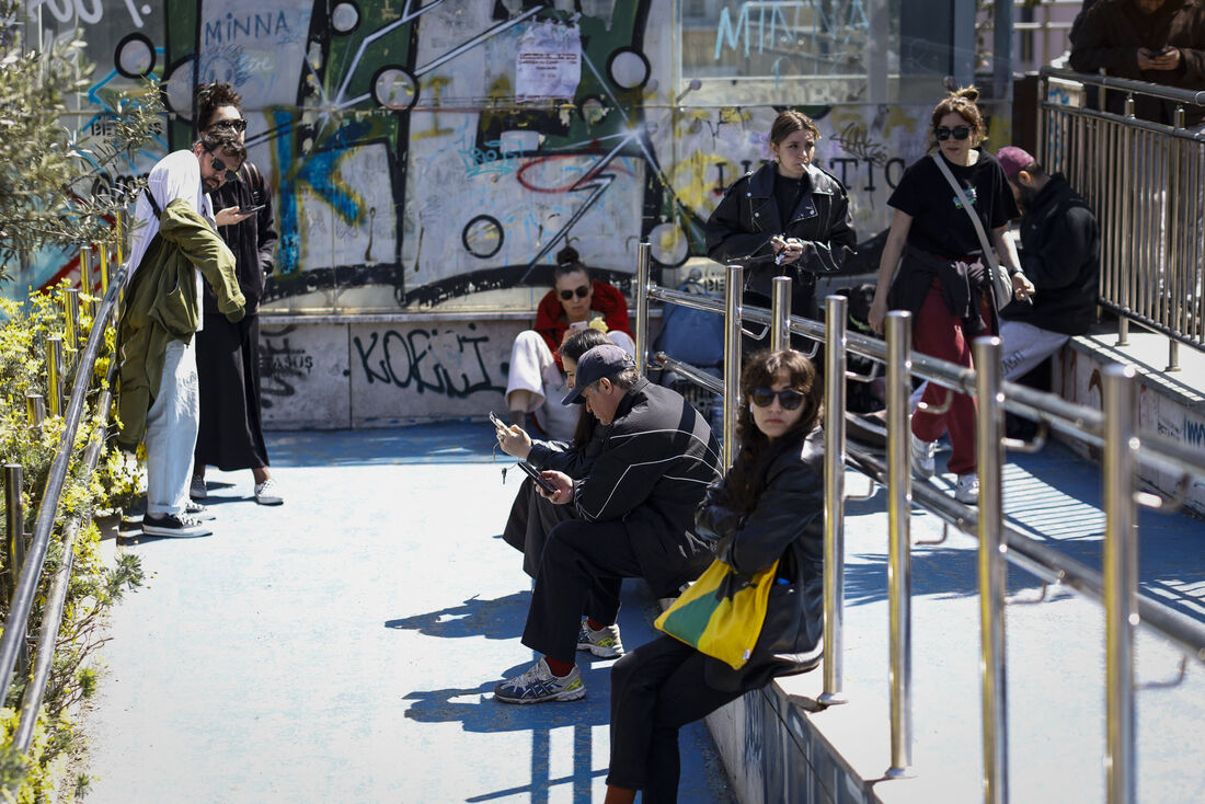 Milhares de pessoas saíram às ruas dominadas pelo pânico após o terremoto