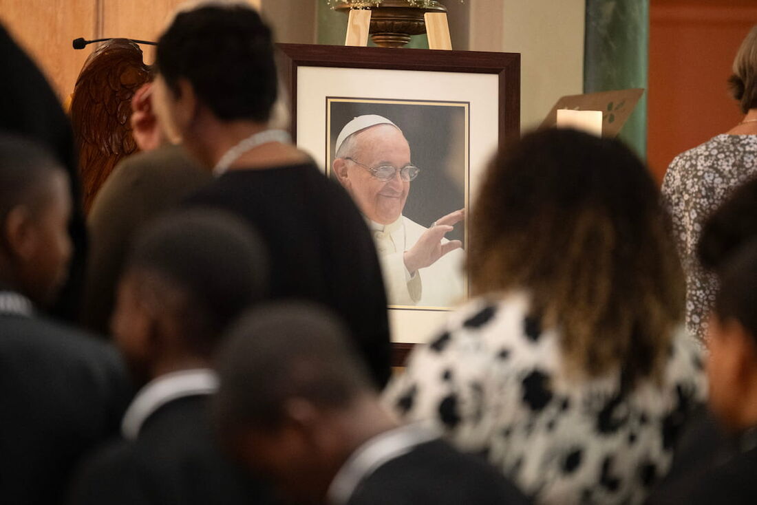 Católicos durante uma missa em homenagem ao falecido Papa Francisco na Catedral Católica de Santa Maria, na Cidade do Cabo, África do Sul