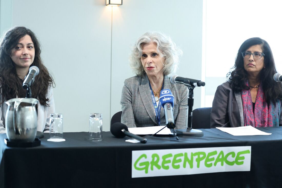 A atriz e ativista americana Jane Fonda (C), ao lado da líder política global do Greenpeace Internacional, Megan Randels (E), e da diretora executiva interina do Greenpeace EUA, Sushma Raman (D), sobre a oposição às políticas climáticas de Trump