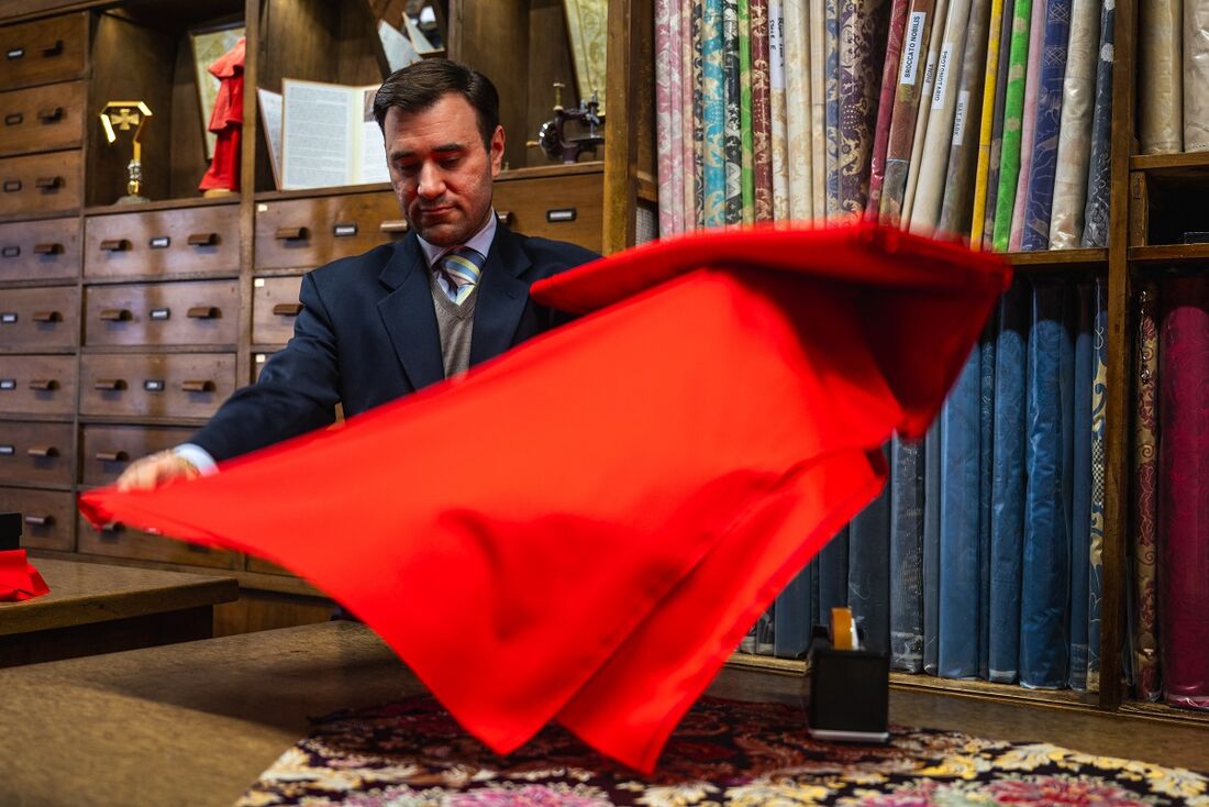 Alfaiate acredita que as vestimentas do novo papa serão as dos conclaves anteriores