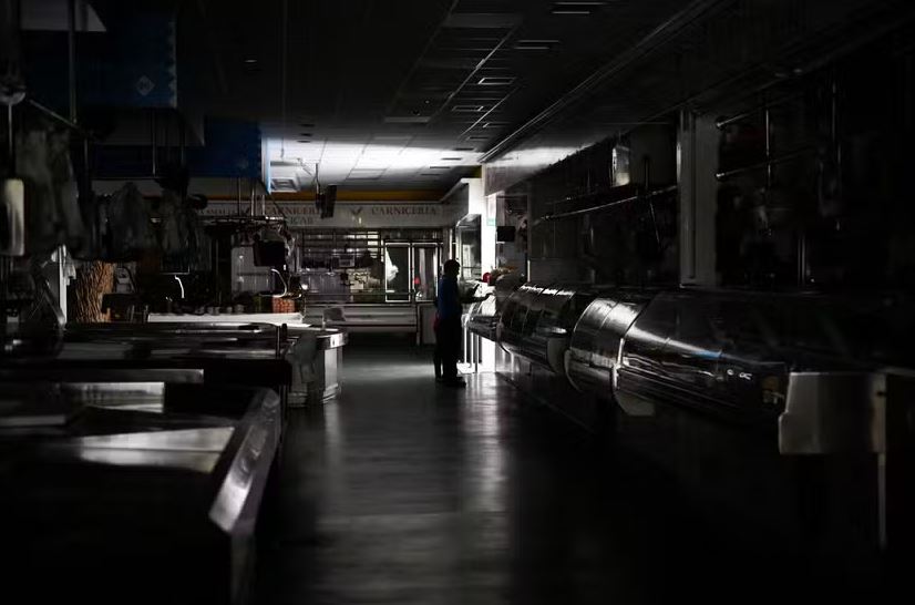 Mercado durante apagão em Vigo, Espanha 