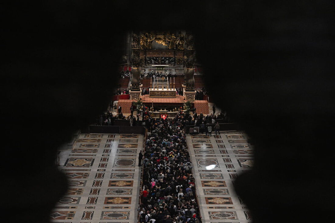Pessoas fazem fila para prestar suas homenagens enquanto o falecido Papa Francisco é velado em um caixão na Basílica de São Pedro, no Vaticano.