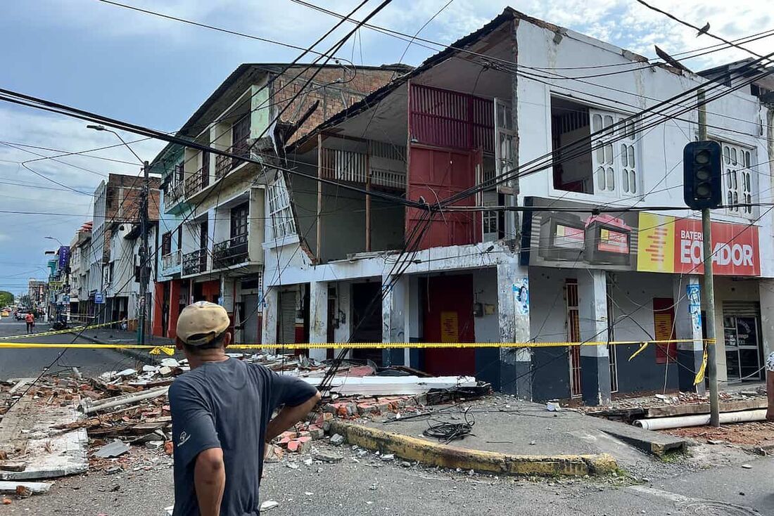 Uma casa danificada após o terremoto que atingiu a cidade de Esmeraldas, Equador