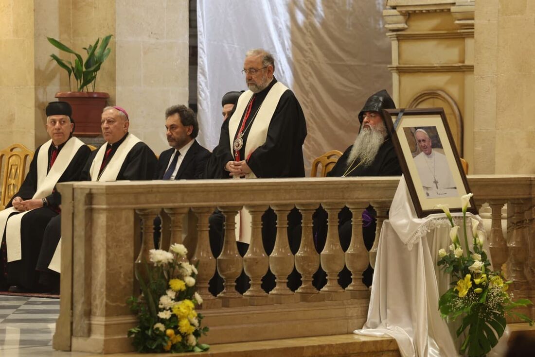 Pessoas participam de uma missa em memória do falecido Papa Francisco na igreja latina de Aleppo em 25 de abril de 2025. 