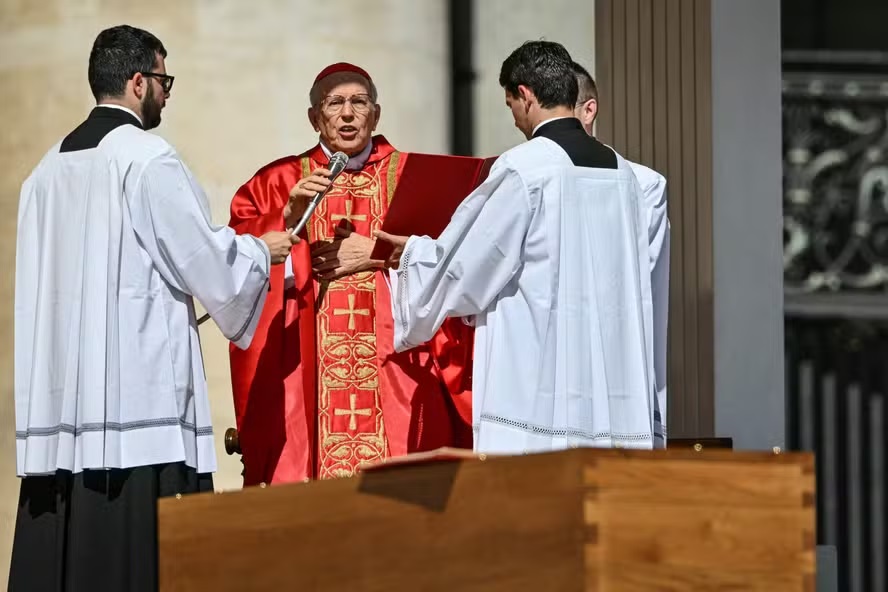 Rito é presidido pelo cardeal Giovanni Battista Re