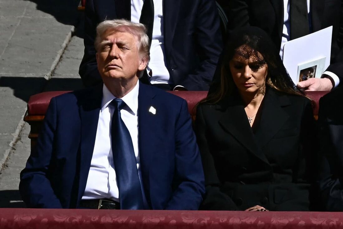 O presidente dos EUA, Donald Trump (E), e a primeira-dama Melania Trump na cerimônia fúnebre do Papa Francisco na Praça de São Pedro, no Vaticano