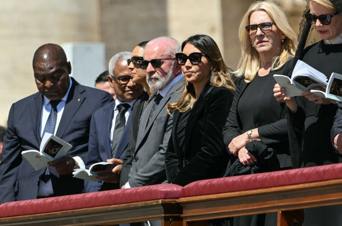 Presidente Lula ao lado da primeira-dama Janja, durante a cerimônia fúnebre do Papa Francisco