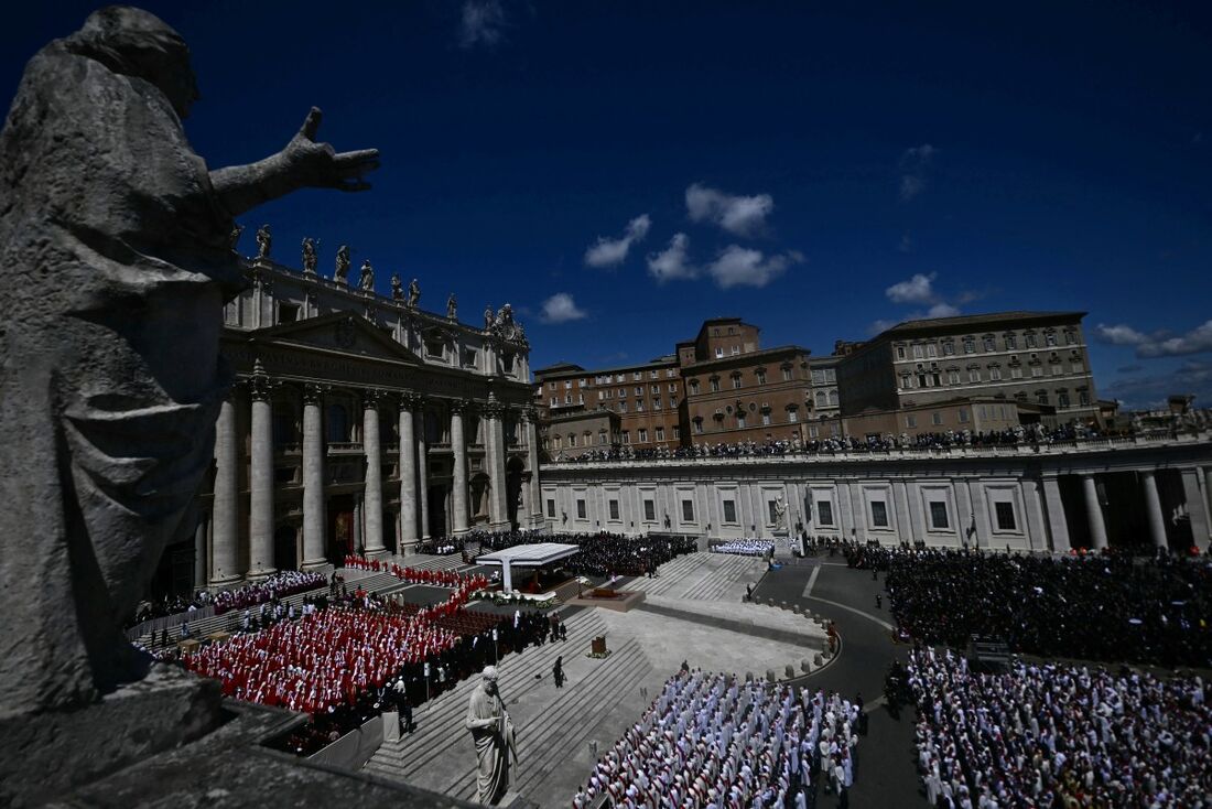 Funeral do papa Francisco reuniu neste sábado (26) dezenas de milhares de fiéis e autoridades mundiais