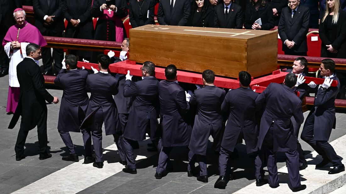 O caixão do papa Francisco sendo carregado durante cerimônia neste sábado (26)