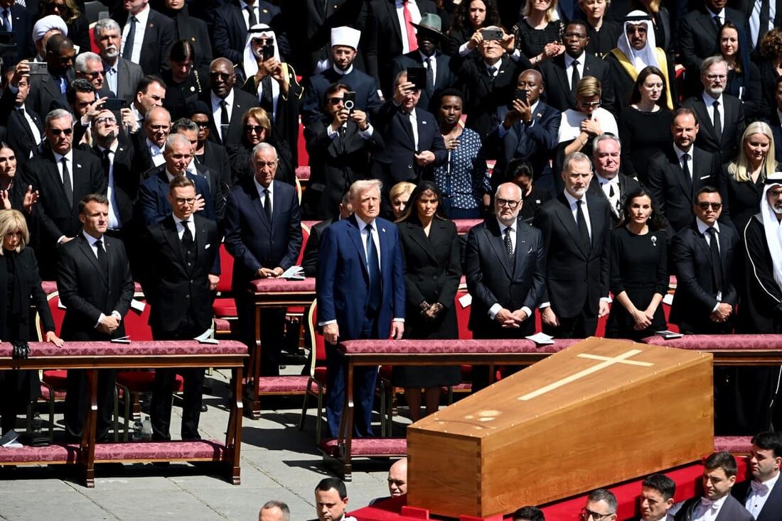 O presidente dos EUA, Donald Trump, se destaca com terno azul entre autoridades vestidas de preto no funeral do papa Francisco