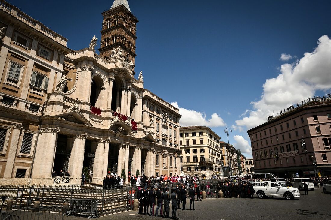 Caixão do papa Francisco chegou neste sábado (26) à Basílica Santa Maria Maior