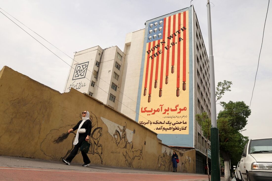 Mural "Abaixo os EUA" pintado na lateral do prédio da Organização Nacional de Testes Educacionais, no centro de Teerã