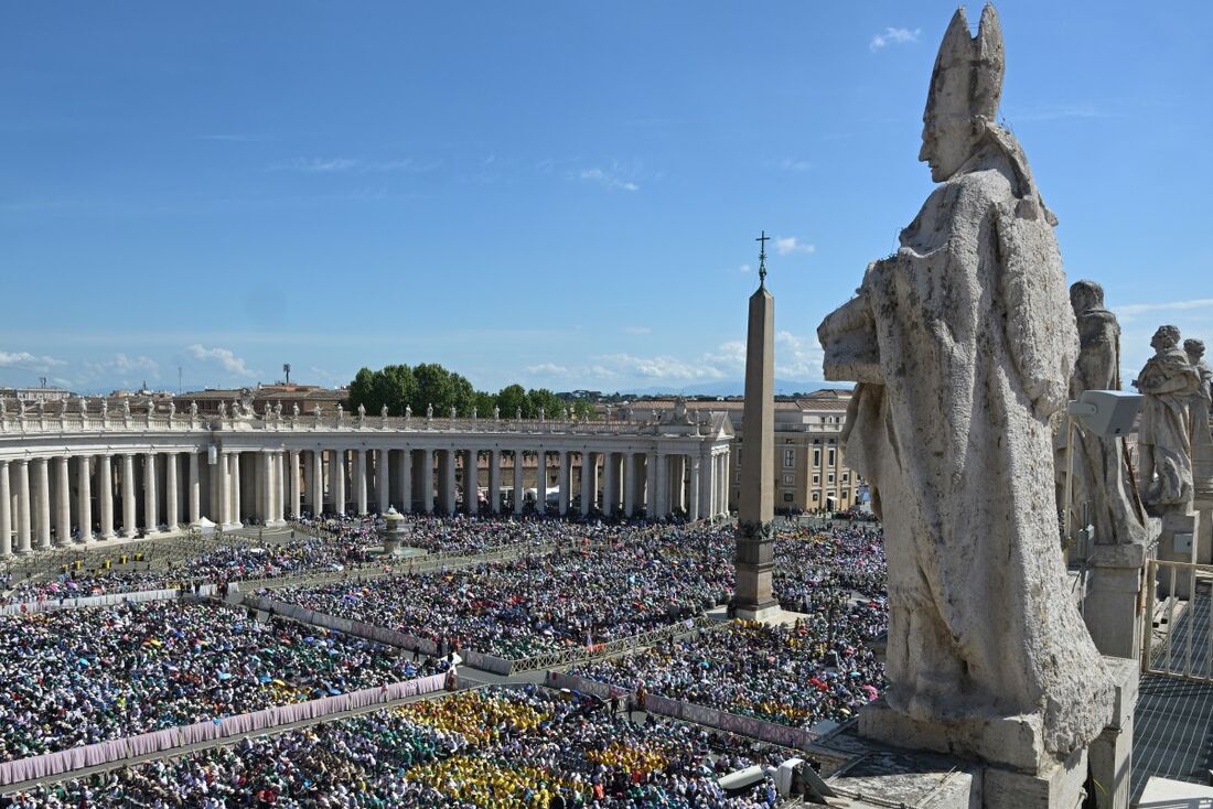 Fiéis participam de missa em homenagem ao Papa Francisco