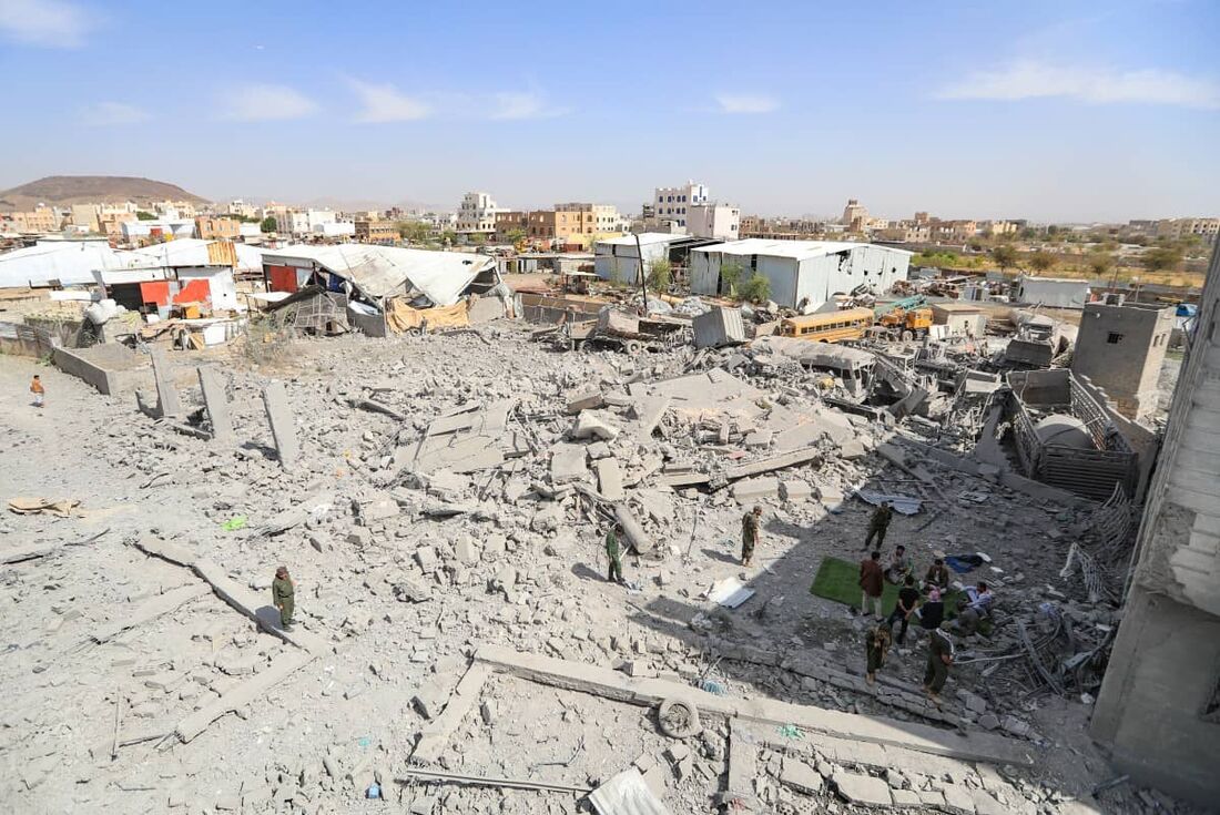 Danos após ataques noturnos atribuídos pela mídia iemenita aos EUA, na capital controlada pelos Houthis, Sanaa