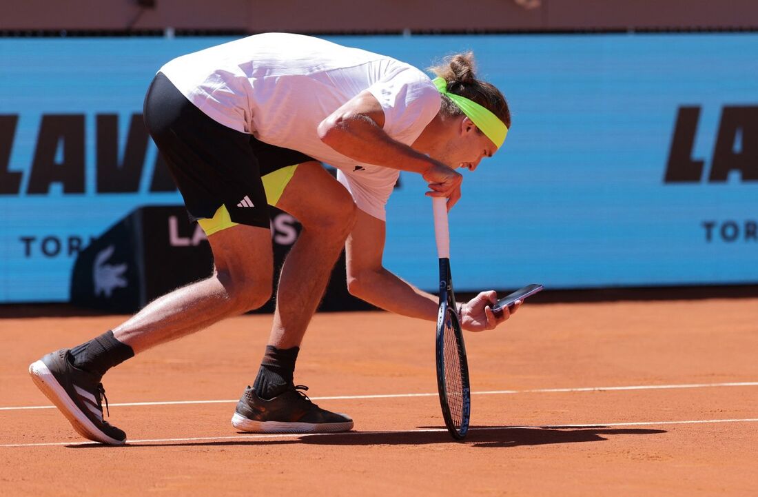 Zverev se irrita com 'VAR' e usa celular em vitória no Masters 1000 de Madri